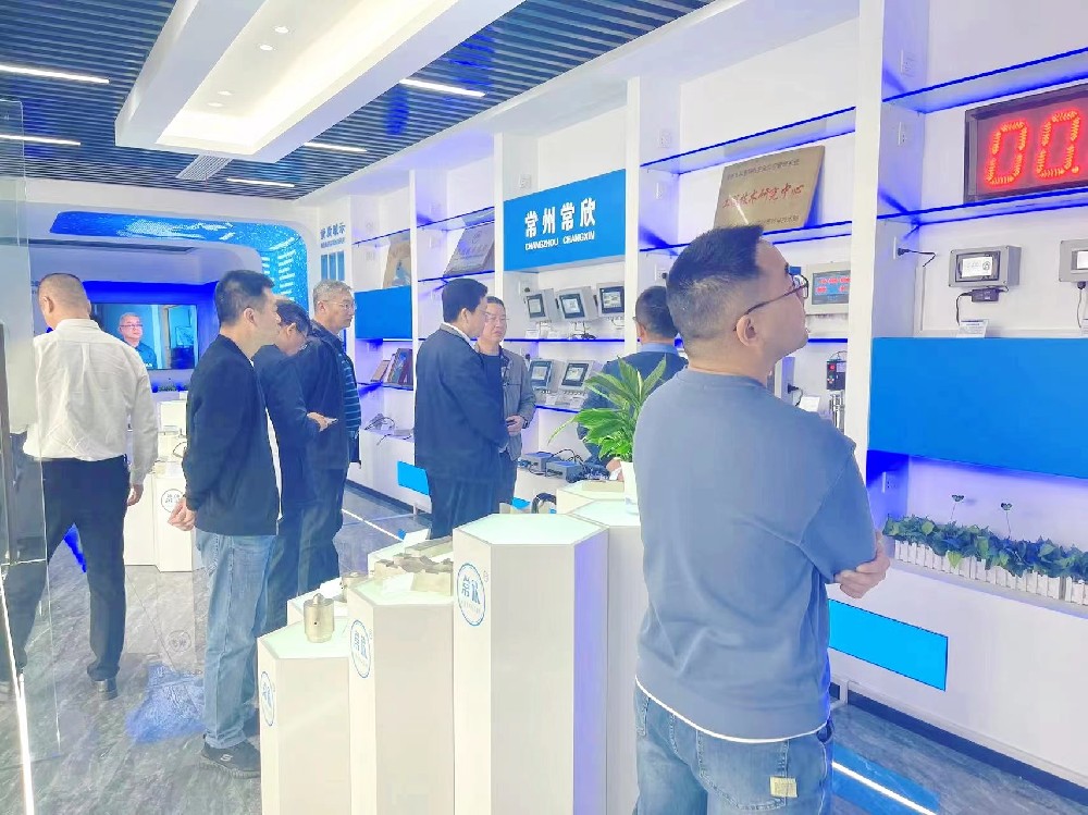 熱烈祝賀中國(guó)重型機(jī)械工業(yè)協(xié)會(huì)橋式起重機(jī)專業(yè)委員會(huì)九屆八次理 事會(huì)暨十屆一次會(huì)員大會(huì)在江蘇省常州市召開順利召開并圓滿結(jié)束！